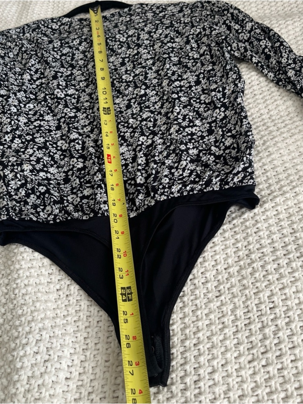 Abercrombie & Fitch Black White Floral Bodysuit Top Size Medium Snaps Y2K - Picture 11 of 13